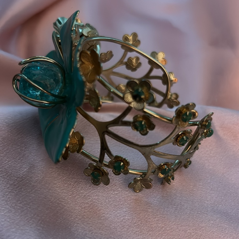 Cuff bracelet with beautiful shape and Stones